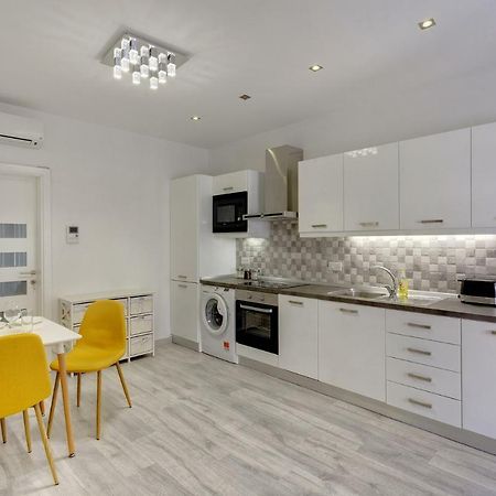 Splendid Apartment, Steps Away From The Sea Sliema Ngoại thất bức ảnh